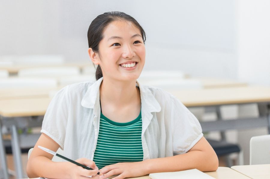 教室で勉強する女子生徒
