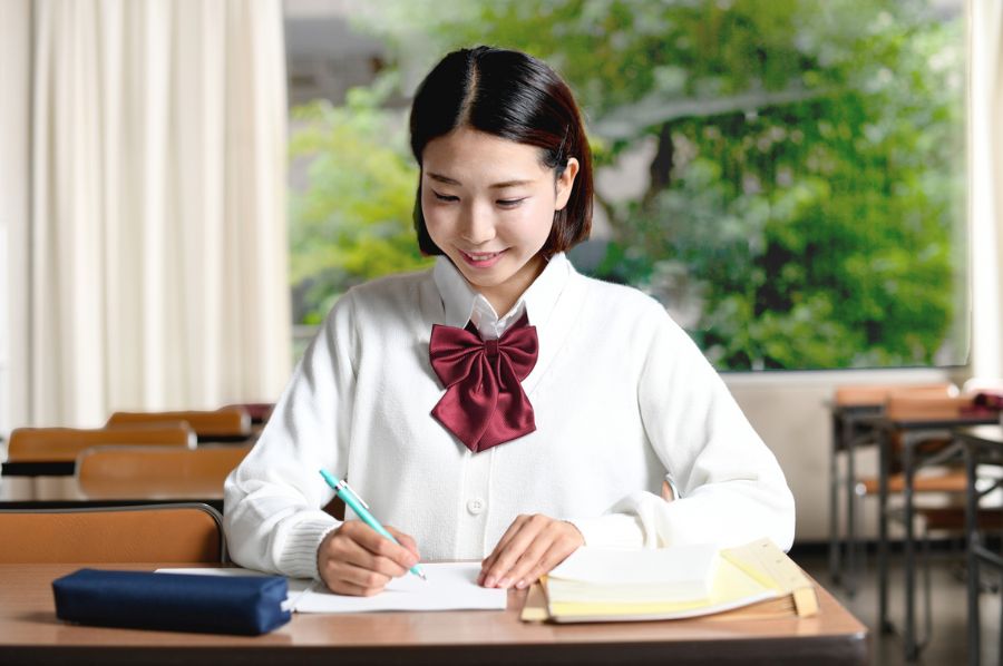 勉強する女子生徒