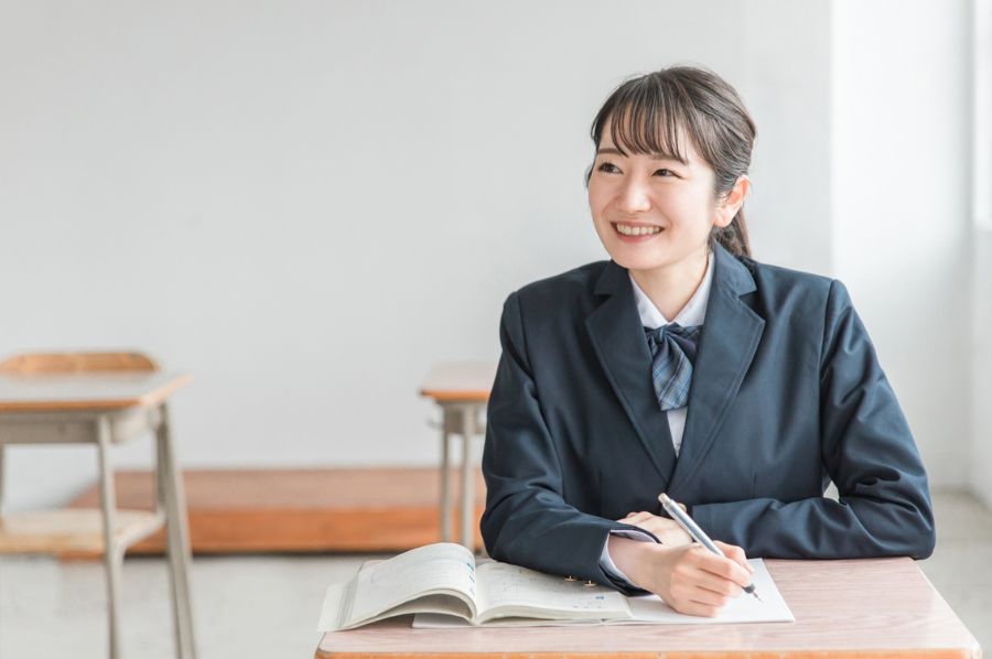 解説をメモする女子生徒