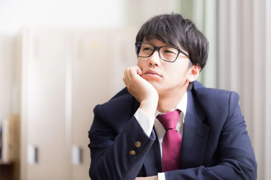 やめとけと言われて悩む男子高校生