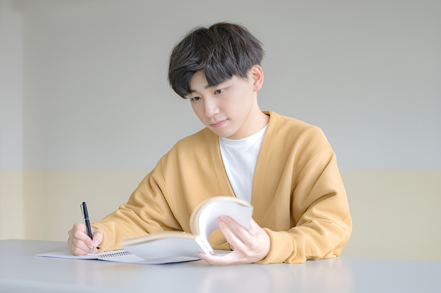 高卒認定試験に向けて勉強する男性