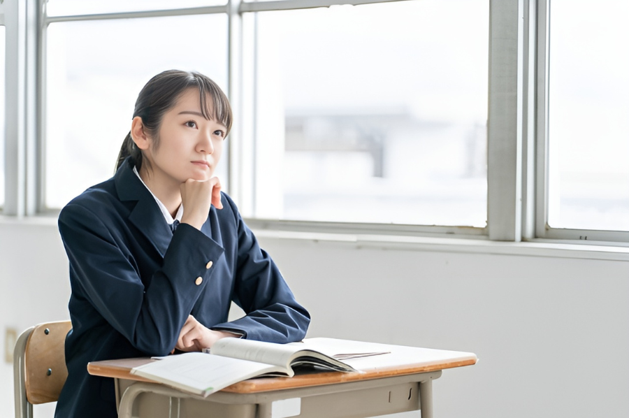 通信制高校について疑問に思っている女子高生