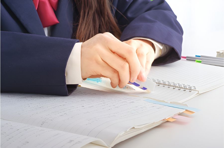 勉強をする高校生の手元