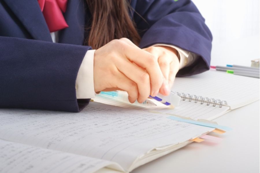 勉強する高校生の手元