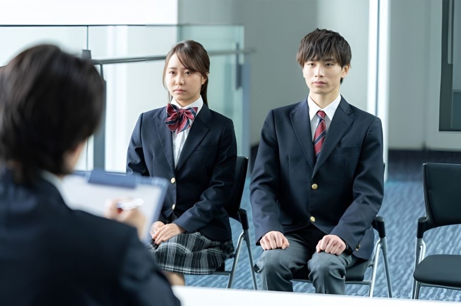 面接を受ける女子高生と男子高生