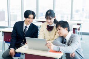 教室で話す高校生たち