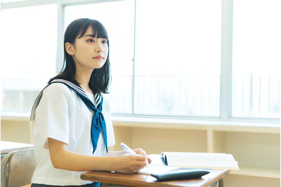 授業を受ける女子高生